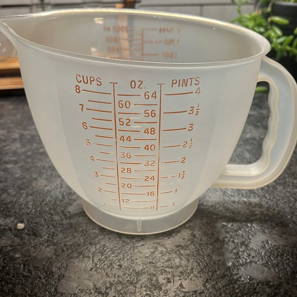 8 cup Mix N Store vintage measuring cup by Tupperware. Excellent condition